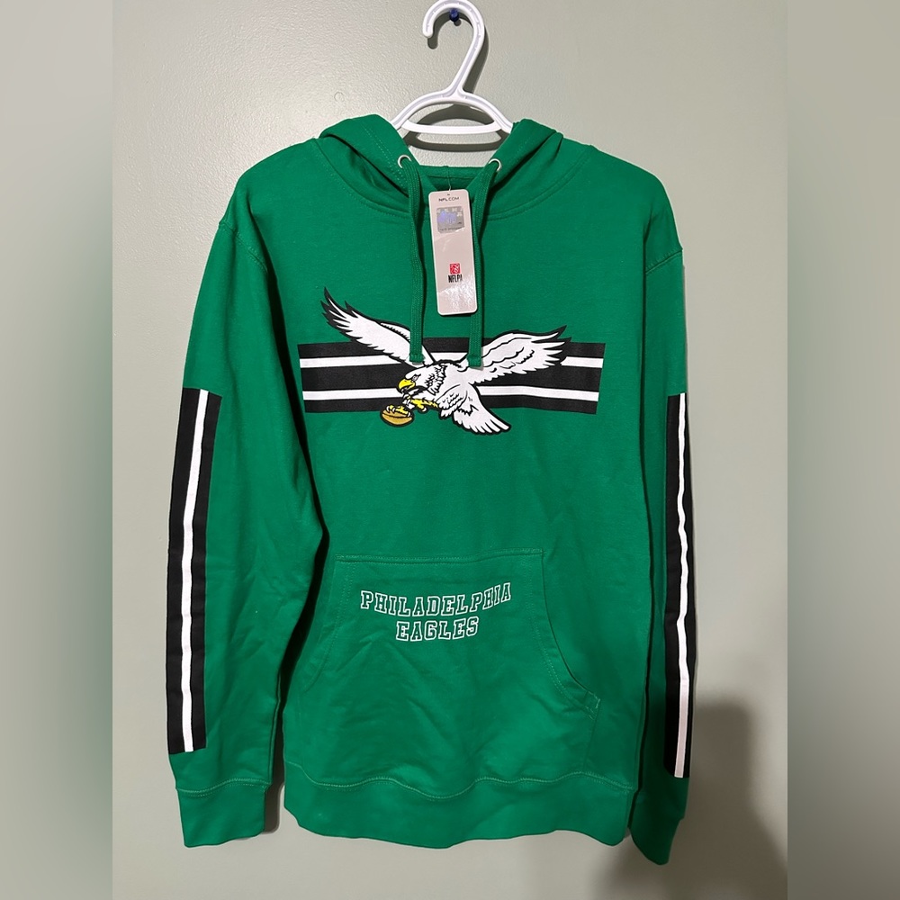 Men's Mitchell & Ness Green Philadelphia Eagles Three Stripe Pullover Hoodie.